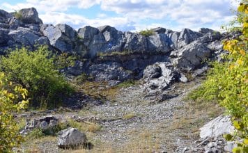 Hundsheim – nenáročná prechádzka k bývalému kameňolomu a pravekej jaskyni